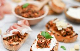 Bruschetta met tapenade en MonChou