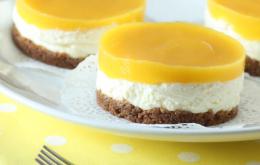 Mini MonChou taartjes met witte chocolade en mango