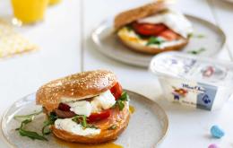 Bagels met MonChou, zalm en gepocheerd ei